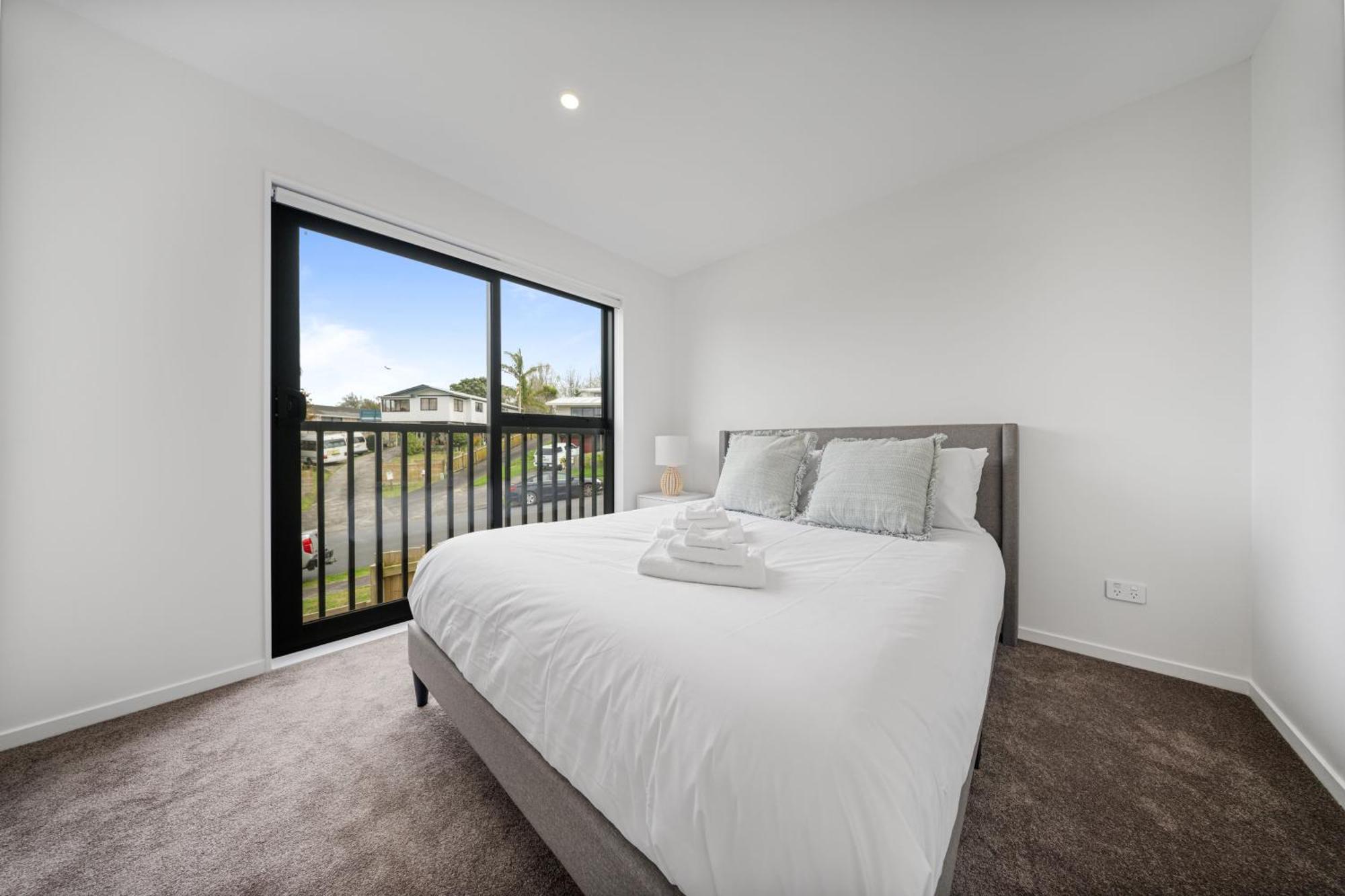 West Harbour Modern 4-Bedroom Retreat Auckland Bagian luar foto
