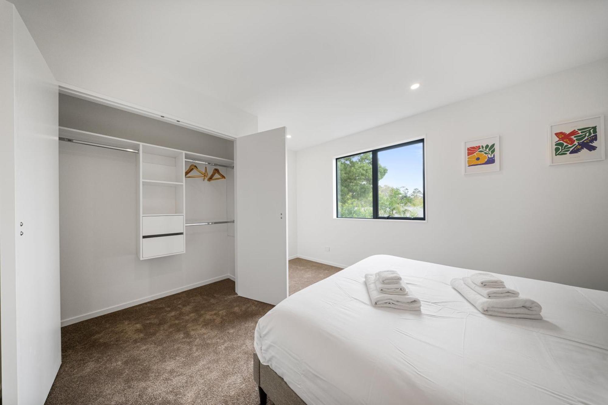 West Harbour Modern 4-Bedroom Retreat Auckland Bagian luar foto